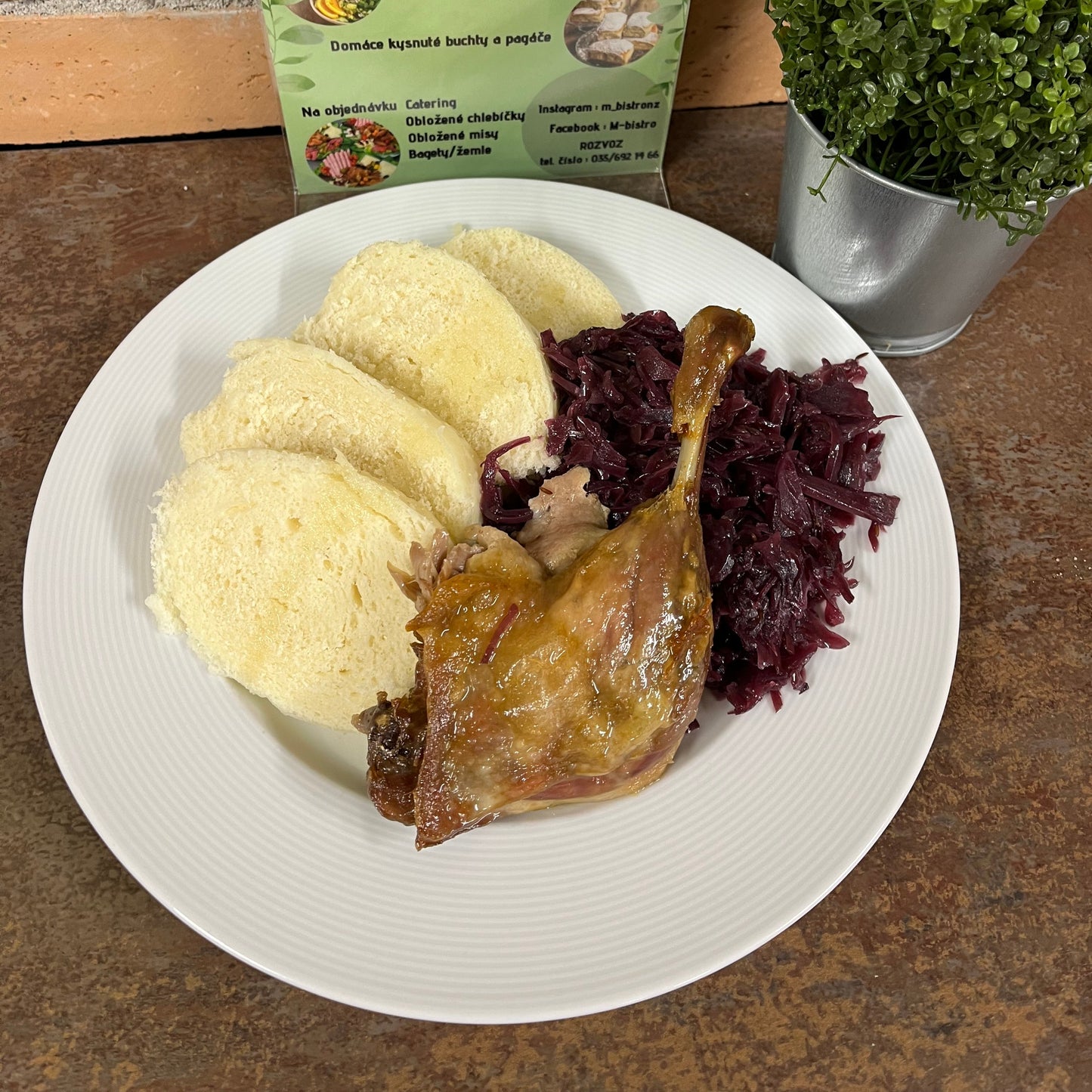 250G Pečené kačacie stehno, dusená červená kapusta, parená knedľa (1)